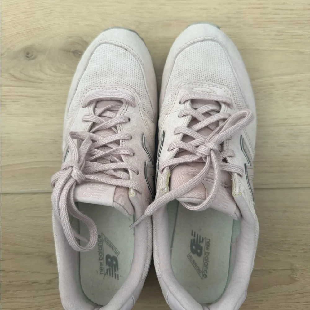 New Balance Women's Light Pink 696 Sneakers Athletic Suede Shoes 9 Everyday